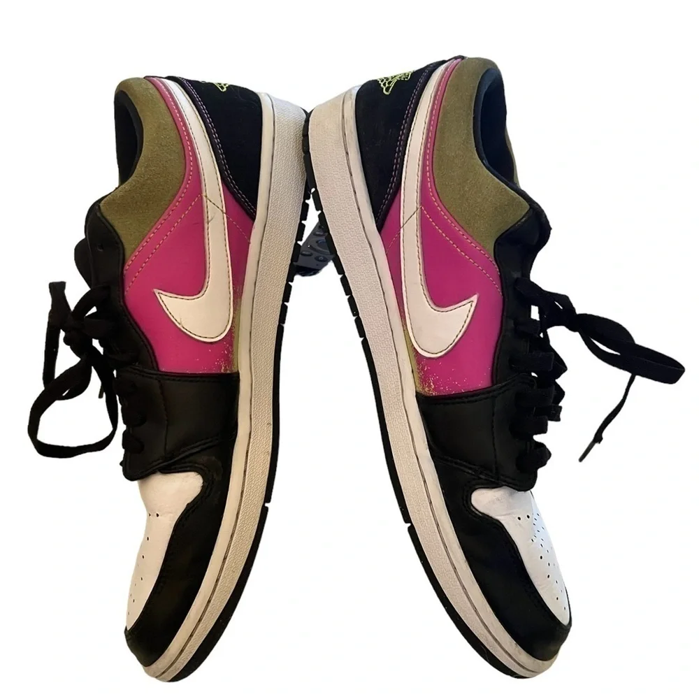▶️ Air jordan ◀️ 1 low black active fuchsia spray paint. Size 11